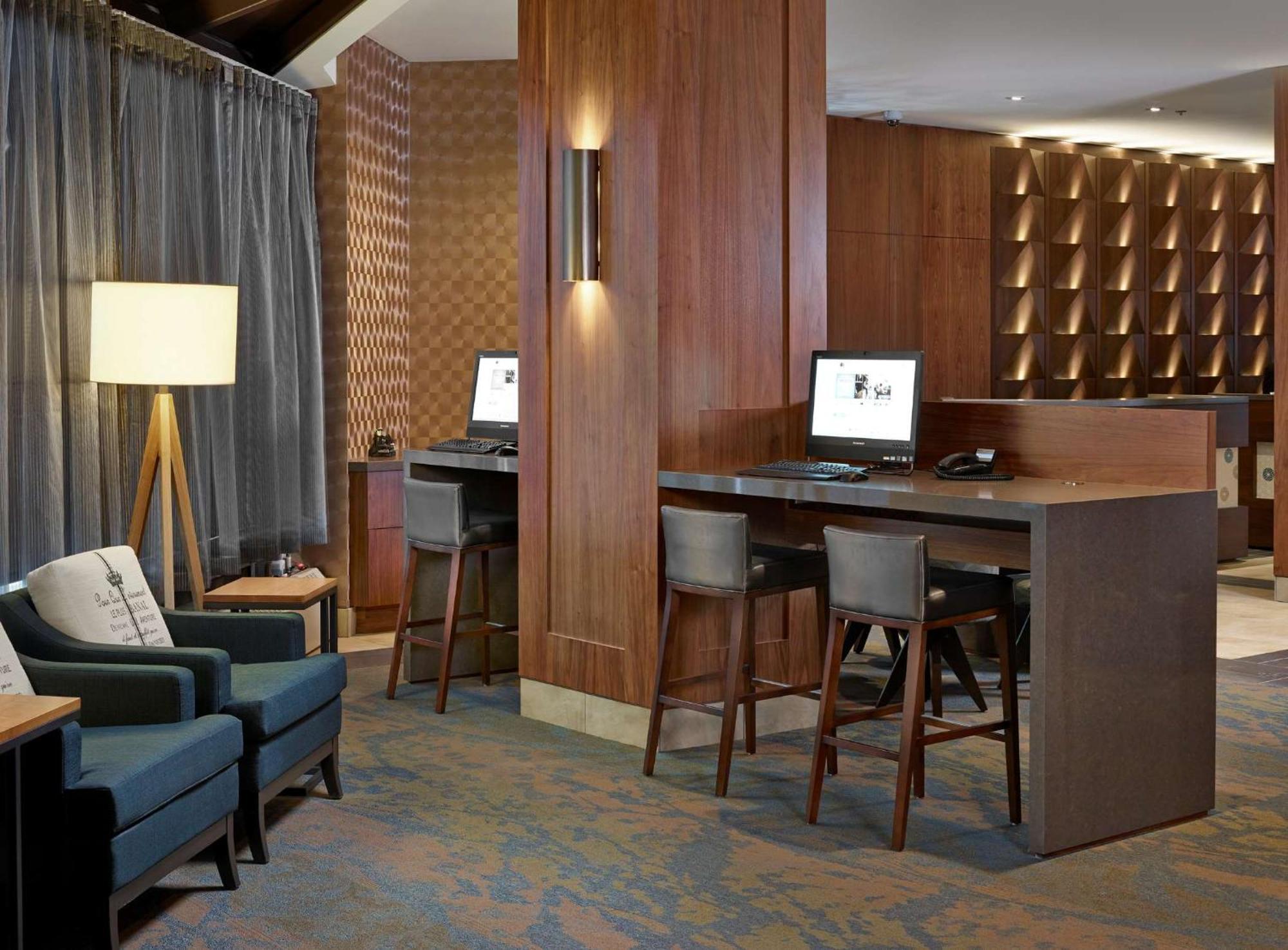 Doubletree By Hilton Hotel & Conference Centre Риджайна Экстерьер фото